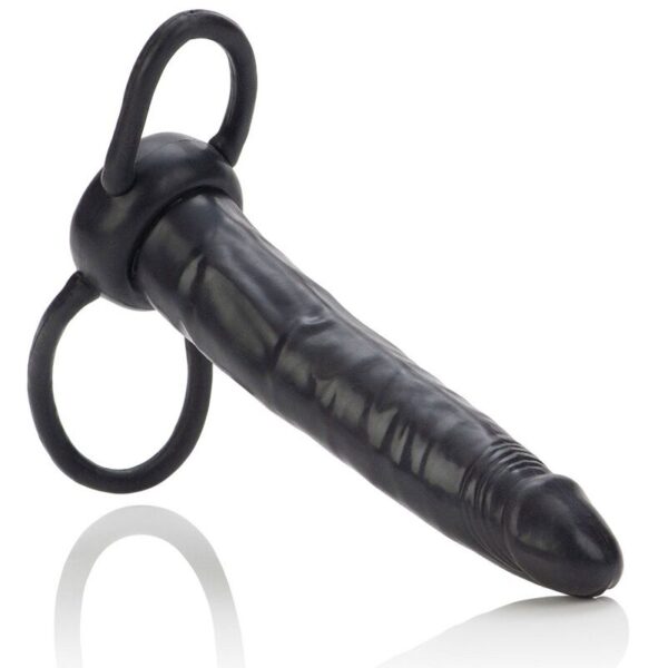 Imagen del artículo erótico CALEXOTICS - ACCOMODATOR ARNÉS PARA DOBLE PENETRACIÓN NEGRO de CALEXOTICS en la sección JUGUETES BIENESTAR |Juguetes para Hombres|Accesorios para el pene|Extensor pene con Arnés de Millenial Sexshop.