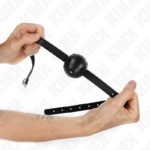 Imagen del artículo erótico KINK - MORDAZA DE BOLA 4.5 CM TRANSPIRABLE SIMPLICITY NEGRO 62 x 1.5 CM de KINK COLLAR & GAG en la sección BDSM & BONDAGE |Bondage|Mordazas de Millenial Sexshop.