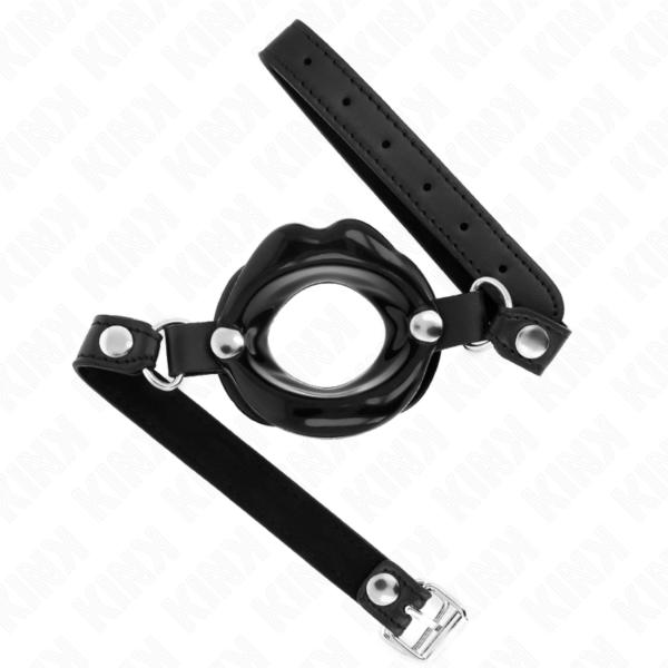 Imagen del artículo erótico KINK - MORDAZA LABIAL 8 CM CON CORREA DE POLIPIEL NEGRO 63 x 2 CM AJUSTABLE 39-58 CM de KINK COLLAR & GAG en la sección BDSM & BONDAGE |Bondage|Mordazas de Millenial Sexshop.
