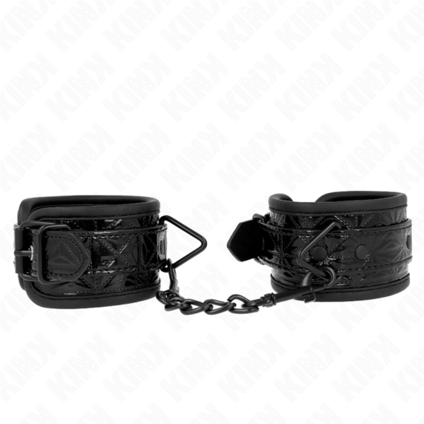Imagen del artículo erótico KINK - MUÑEQUERAS CON PATRÓN DE DIAMANTES NEGRO AJUSTABLE 17-26 CM X 5.5 CM de KINK WRIST RESTRAINT en la sección BDSM & BONDAGE |Bondage|Esposas de fijación de Millenial Sexshop.