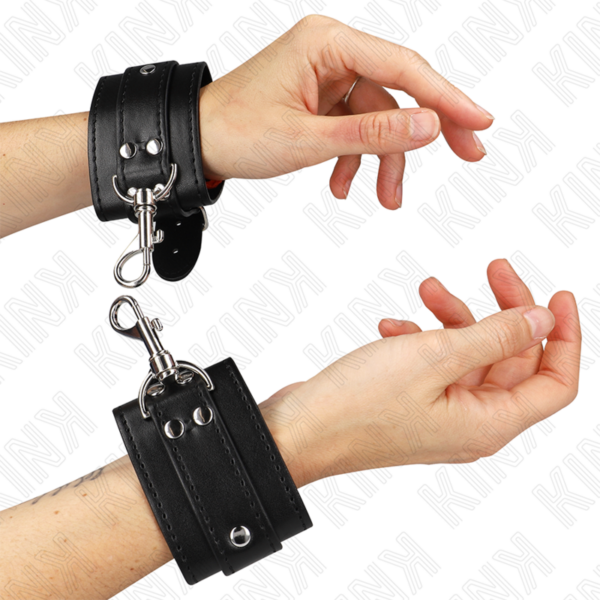 Imagen del artículo erótico KINK - MUÑEQUERAS ESTILO MAZMORRA CON CERRADURA NEGRO AJUSTABLE 21-28 CM X 5.5 CM de KINK WRIST RESTRAINT en la sección BDSM & BONDAGE |Bondage|Esposas de fijación de Millenial Sexshop.
