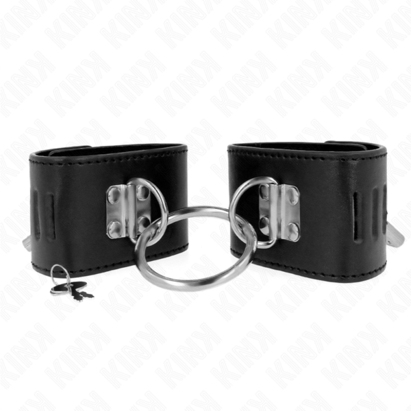 Imagen del artículo erótico KINK - MUÑEQUERAS FIJAS CON ANILLA Y CIERRE CANDADO NEGRO AJUSTABLE 16-23 CM X 5.5 CM de KINK WRIST RESTRAINT en la sección BDSM & BONDAGE |Bondage|Esposas de fijación de Millenial Sexshop.