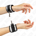 Imagen del artículo erótico KINK - MUÑEQUERAS NEOPRENO GRISES 23 X 5 CM de KINK WRIST RESTRAINT en la sección BDSM & BONDAGE |Bondage|Esposas de fijación de Millenial Sexshop.