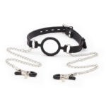 Imagen del artículo erótico OHMAMA FETISH - MORDAZA DE ANILLA CON CADENAS Y PINZAS PEZONES de OHMAMA FETISH en la sección BDSM & BONDAGE |Bondage|Mordazas de Millenial Sexshop.