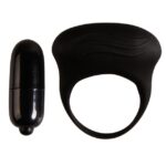 Imagen del artículo erótico PRETTY LOVE - BERTRAM ANILLO VIBRADOR NEGRO de PRETTY LOVE MALE en la sección JUGUETES BIENESTAR |Juguetes para Hombres|Accesorios para el pene|Anillos Pene|Anillos con Vibración de Millenial Sexshop.