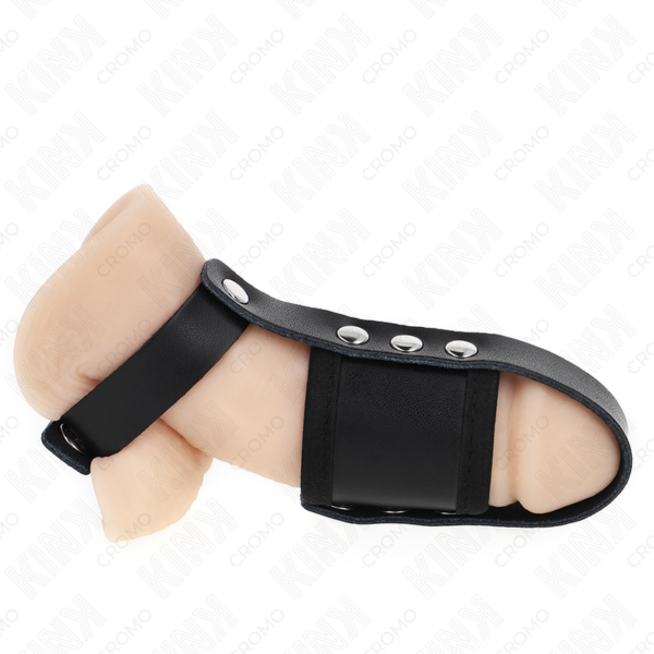 Imagen del artículo erótico KINK - ANILLO JAULA PENE CUERO CON CORREA DIVISORIA DE BOLAS RECUBIERTO AJUSTABLE de KINK RING POWER en la sección BDSM & BONDAGE |Artículos BDSM|Anillas pene metal BDSM de Millenial Sexshop.